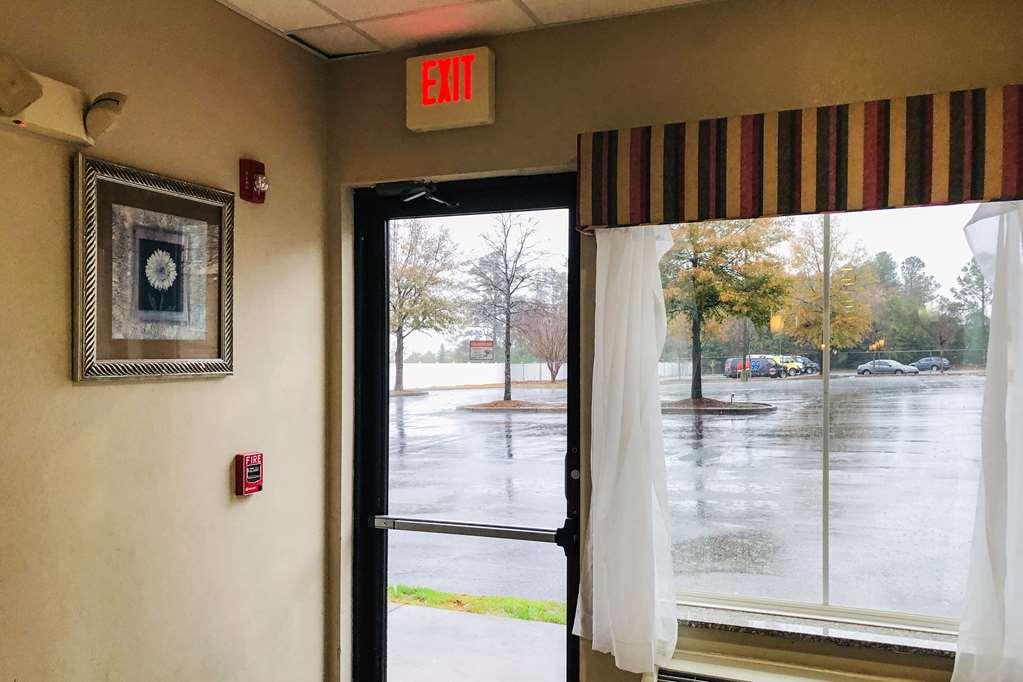 Econo Lodge *